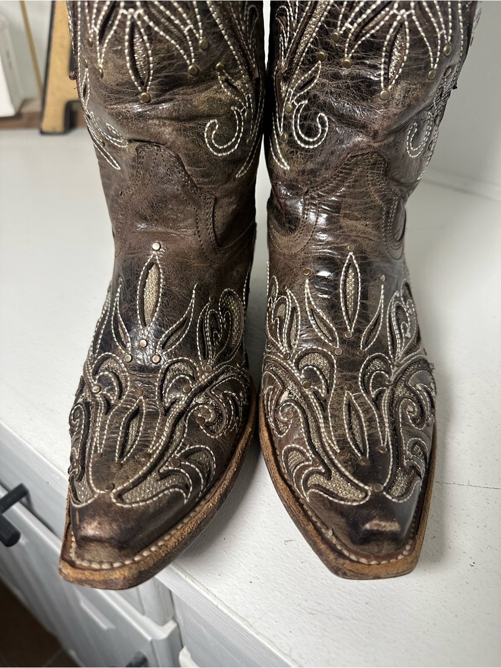 **SOLD**Corral Style Women’s 7.5 Brown Embroidered Cowboy Boots Distressed - Picture 3 of 9